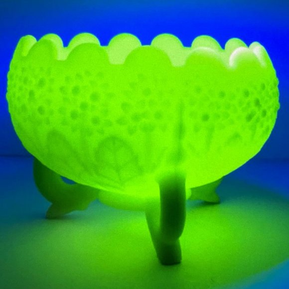 c1970Fenton Uranium Satin Custard Glass Lime Green Orange-Tree Rose Bowl Foote